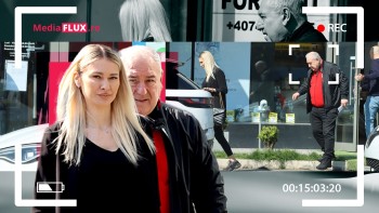 VIDEO PAPARAZZI | Dorin Cocoș nu mai ține pasul. Mult mai tânăra sa iubită e cam plictisită și merge pe stradă lăsând impresia că ar fi singură