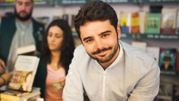 Cel mai bine vândut poet din Spania e un român. Editurile din țară nu îl bagă în seamă