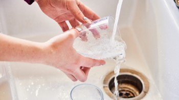 Modalități de a spăla paharele pentru a fi curate ca lacrima