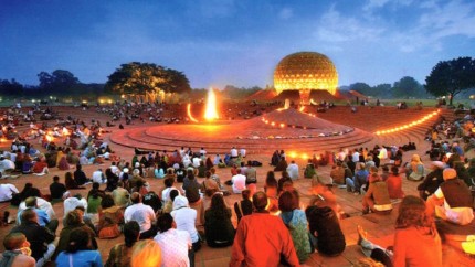 Auroville orașul universal și ecologic unde oameni din toate țările trăiesc în armonie. Nu există bani nici religie nici politică
