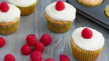 Rețetă brioșe cu multă ciocolată și zmeură. Simple și gustoase