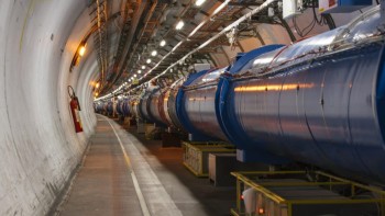 Acceleratorul de particule de la CERN construit la frontiera franco-elveţiană a fost repornit
