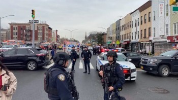 Atac armat la metroul din New York urmat de explozii. Mai multe victime