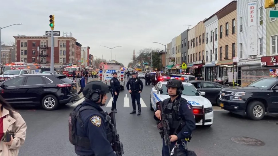 Atac armat la metroul din New York urmat de explozii. Mai multe victime