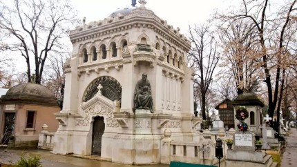 Pe locul unde se află acum cimitirul Bellu era o livadă cu portocali. Unul dintre portarii cimitirului a fost un celebru istoric