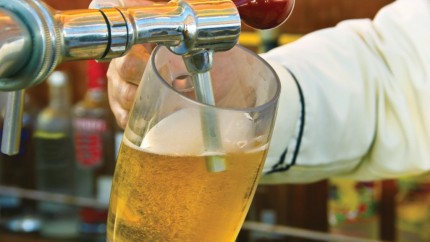 Un oraș din Belgia a interzis consumul de alcool în public din cauza românilor
