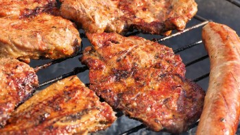 Carnea la grătar și pericolul de formare a compușilor cancerigeni. Cum trebuie preparată de fapt de 1 Mai