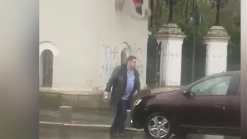 Gardul Palatului Cotroceni vandalizat. Un bărbat a scris pe el Iohannis trădător. Cine este vinovatul VIDEO