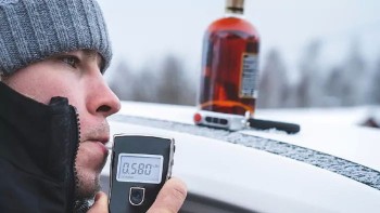 Etilotestul anti-pornire pentru mașină devine obligatoriu. Cum funcționează dispozitivul care te împiedică să conduci dacă ai băut