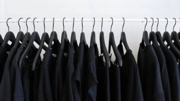 Haine care se încălzesc sau se răcesc în funcție de temperatura de afară. Cercetătorii au creat pânza cu schimbare de fază