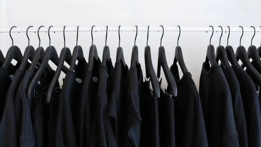 Haine care se încălzesc sau se răcesc în funcție de temperatura de afară. Cercetătorii au creat pânza cu schimbare de fază