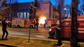 Incident la Ambasada Rusiei din București. Un bărbat a intrat cu mașina în gard. A izbucnit un incendiu