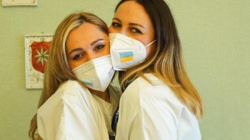 Cine sunt ucraineanca Irina și rusoaica Albina femeile care vor participa împreună la Via Crucis. Au luptat umăr la umăr în pandemie să salveze vieți