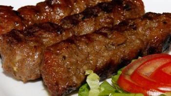 Totul despre mici. Povestea celui mai apreciat preparat de 1 Mai. Rețeta micilor și cum nu mai sunt doar ai românilor