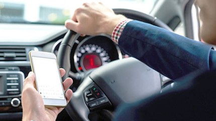 Folosirea telefonului mobil la volan dependență sau inconștiență Trei feluri în care ne e distrasă atenția