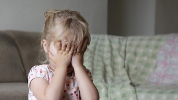 Top 8 moduri pentru a-i alunga copilului timiditatea