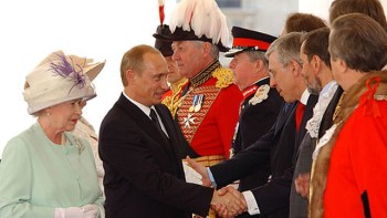Ce făcea Vladimir Putin exact în această zi acum 22 de ani. Lua ceaiul cu Regina Angliei și îi explica premierului Tony Blair cum eliberează Cecenia de teroriști și extremiști
