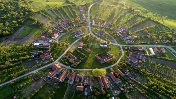 Singurul sat în formă de cerc din România. Se numește Șarlota are un parc de vânătoare și e monument istoric