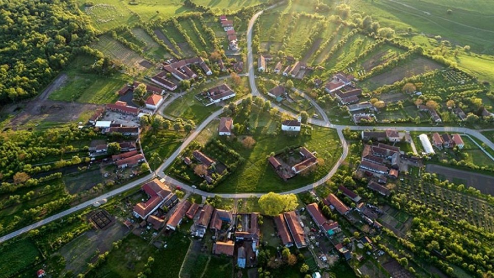 Singurul sat în formă de cerc din România. Se numește Șarlota are un parc de vânătoare și e monument istoric