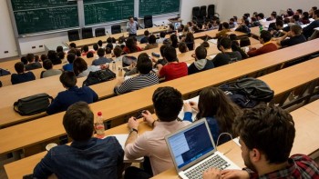 Viață de calvar pentru studenții din România în pandemie. Unii s-au apucat de băut alții au gânduri de sinucidere și mulți vor să plece din țară STUDIU