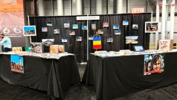 România s-a făcut de râs la Târgul de Turism de la New York decor cu perdea neagră și poze scoase la imprimantă. O rușine