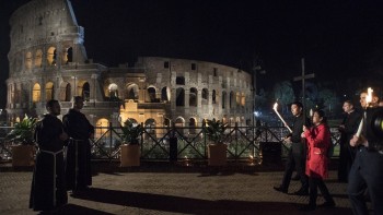 Act curajos la Vatican. O familie rusă și una ucraineană vor purta împreună crucea la Via Crucis în Vinerea Mare. Ucraina contestă decizia