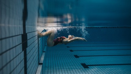 Beneficiile înotului. De ce e bine să îl practici