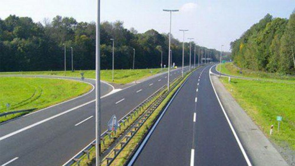 Iohannis a promulgat legea care mărește limita de viteză pe drumurile expres. Ironia este că România are doar 18 kilometri construiți până acum