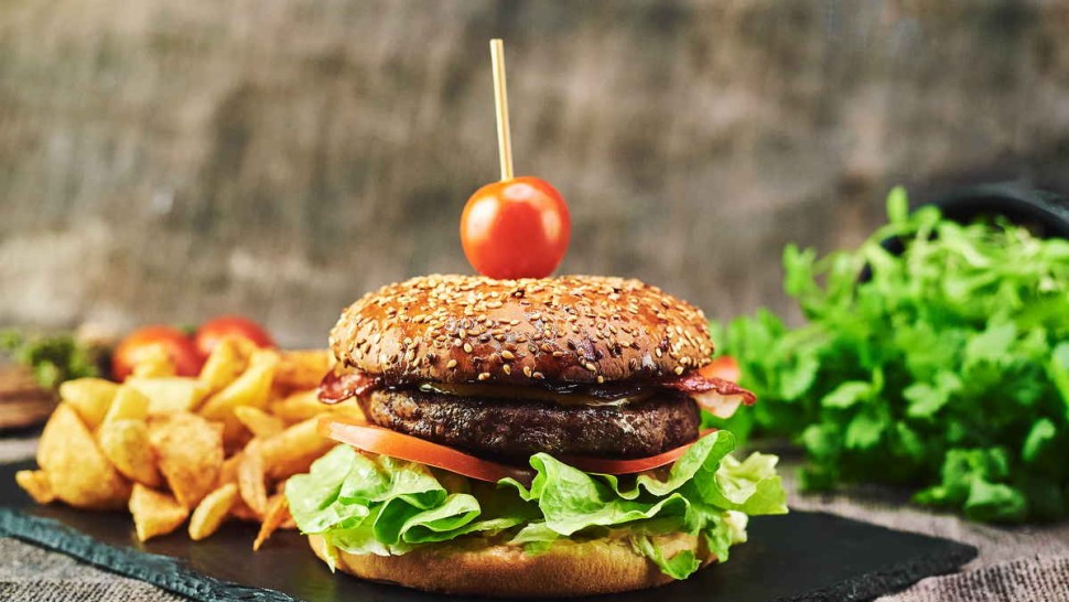 Rețetă cheeseburger cu ceapă caramelizată. Îl poți face și tu acasă