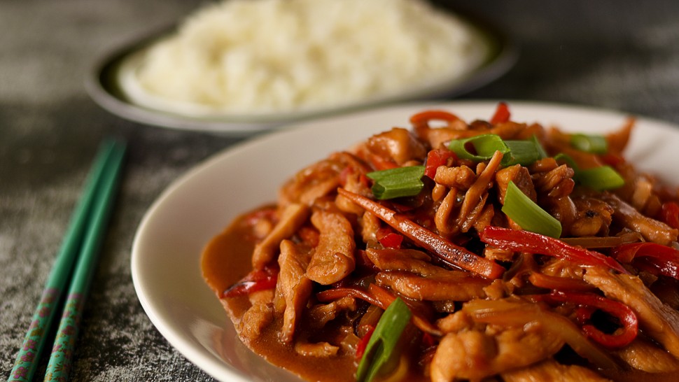 Rețetă tigaie picantă de pui. Vei crea un curcubeu pe cerul gurii