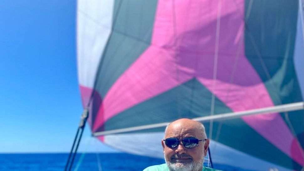 Are 67 de ani și e primul român care a făcut turul lumii lumii singur într-un velier