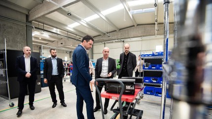 Prima fabrică din România care produce sisteme de colectare a ambalajelor de băuturi. Ministrul Mediului a fost în vizită
