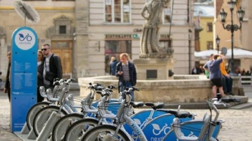 Criză cruntă de combustibil în Ucraina. Locuitorii din Kiev au trecut la biciclete