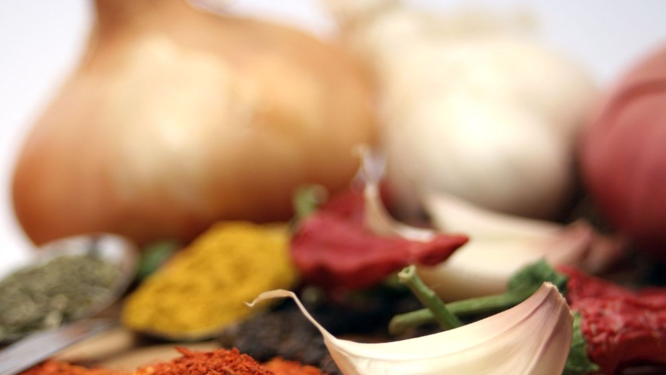 Top 8 condimente care înlocuiesc sarea. Tu pe care îl folosești mai des