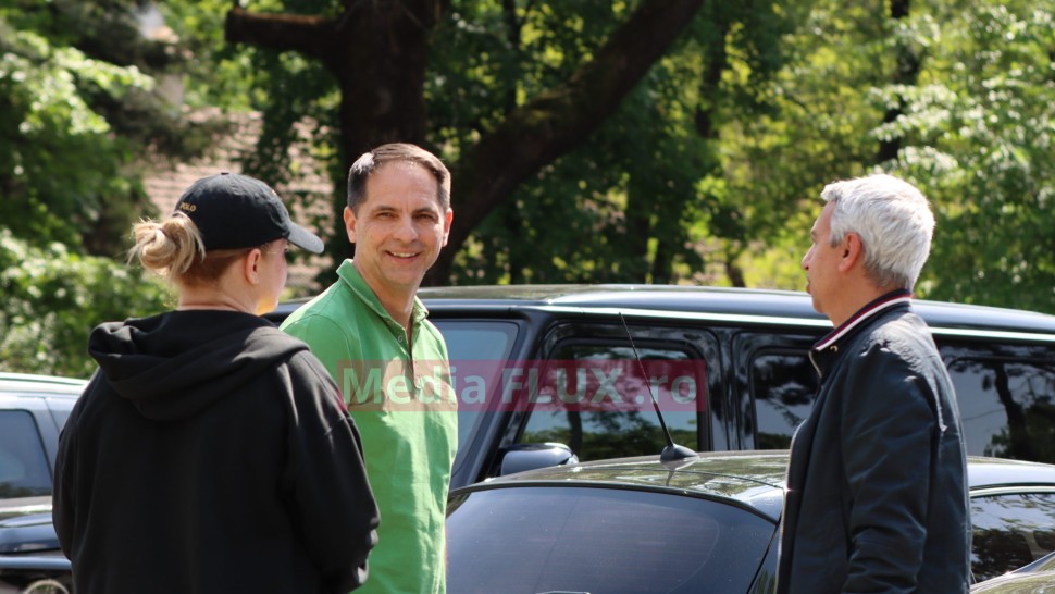 EXCLUSIV PAPARAZZI | Cei 3 D care au făcut istorie în TV Dan Diaconescu Dan Negru și productoarea Dana Mladin ședință în aer liber