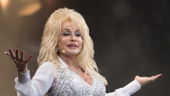 Cântăreața Dolly Parton unul dintre principalii finanțatori ai vaccinului Moderna. A pus la bătaie o sumă uriașă