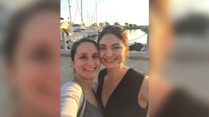 O străină dintr-un avion i-a dat 100 de dolari și i-a schimbat viața. O tânără încearcă de peste 20 de ani s-o găsească pe misterioasa binefăcătoare