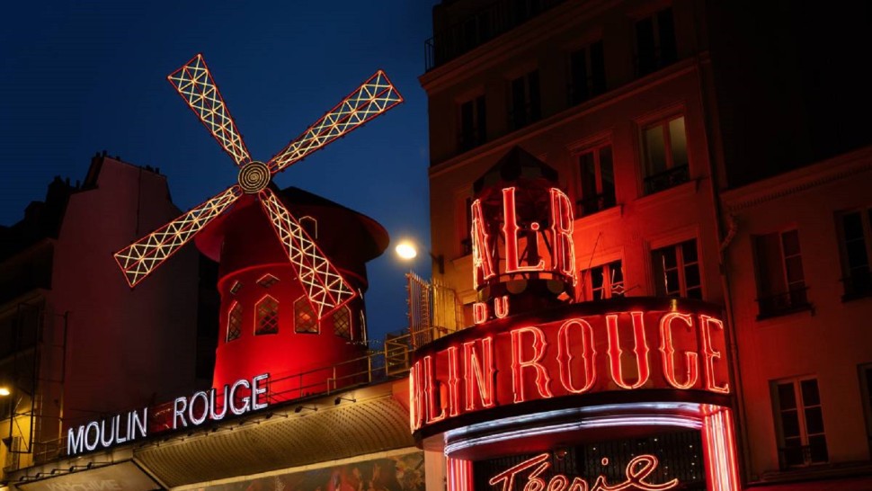 Cum să dormi o noapte la Moulin Rouge din Paris într-o cameră secretă