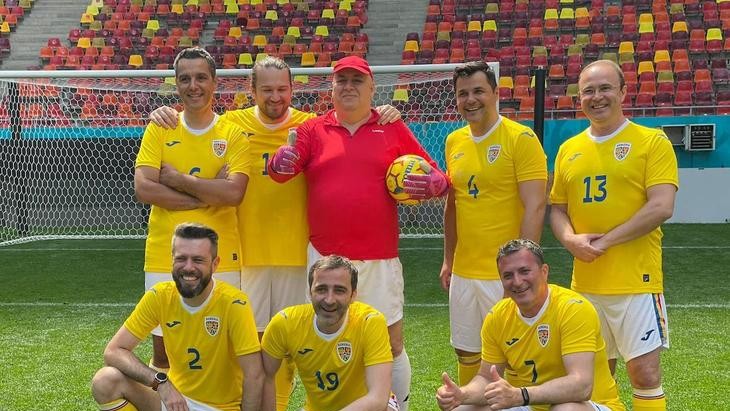 Cristi Brancu Cove Sebastian Zachmann Marius Saizu Daniel Osmanovici Grig Chiroiu Toni Ionescu şi Codruţ Kegheş Dezbrăcatu în spotul de promovare a meciurilor naţionalei