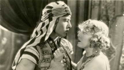 Viața scurtă și tumuloasă a lui Rudolph Valentino prima legendă a Hollywood-ului. Au fost femei care s-au sinucis la moartea lui
