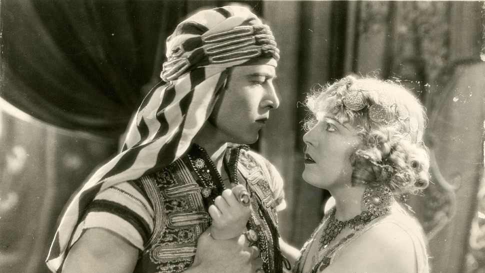 Viața scurtă și tumuloasă a lui Rudolph Valentino prima legendă a Hollywood-ului. Au fost femei care s-au sinucis la moartea lui