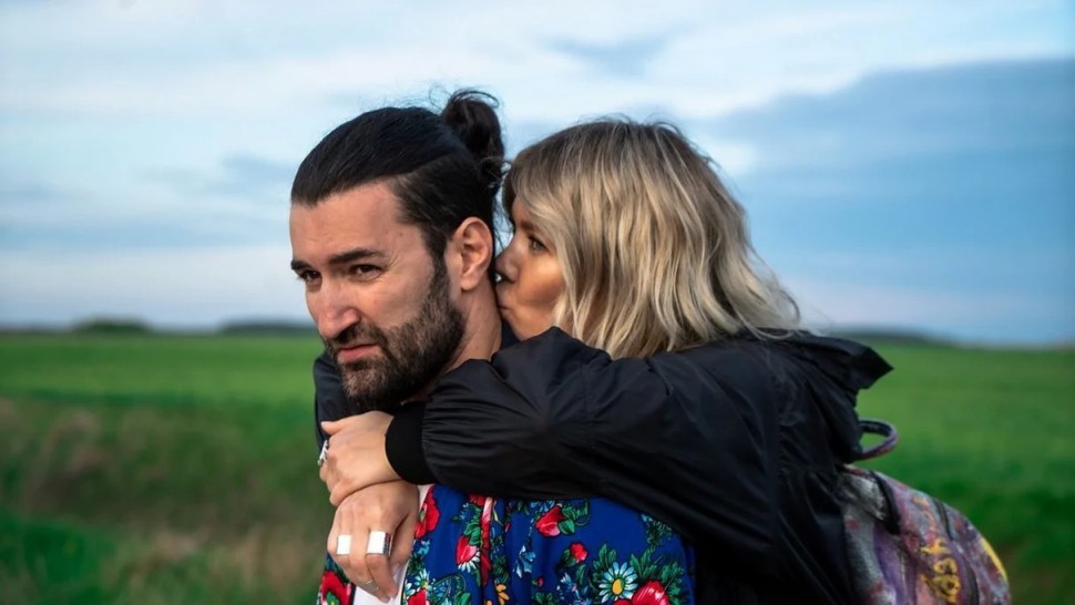 Smiley și Gina Pistol filmați într-un moment de intimitate... domestică. Privește VIDEO
