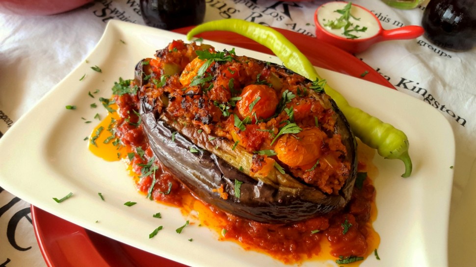 Nu știi ce să gătești bun pentru prânz Rețetă de vinete umplute cu carne un mare deliciu în farfurie