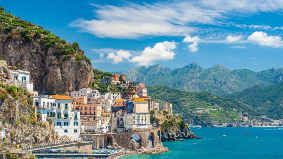 Una dintre cele mai faimoase destinații din Italia limitează accesul turiștilor. Ce se întâmplă pe Coasta Amalfitană