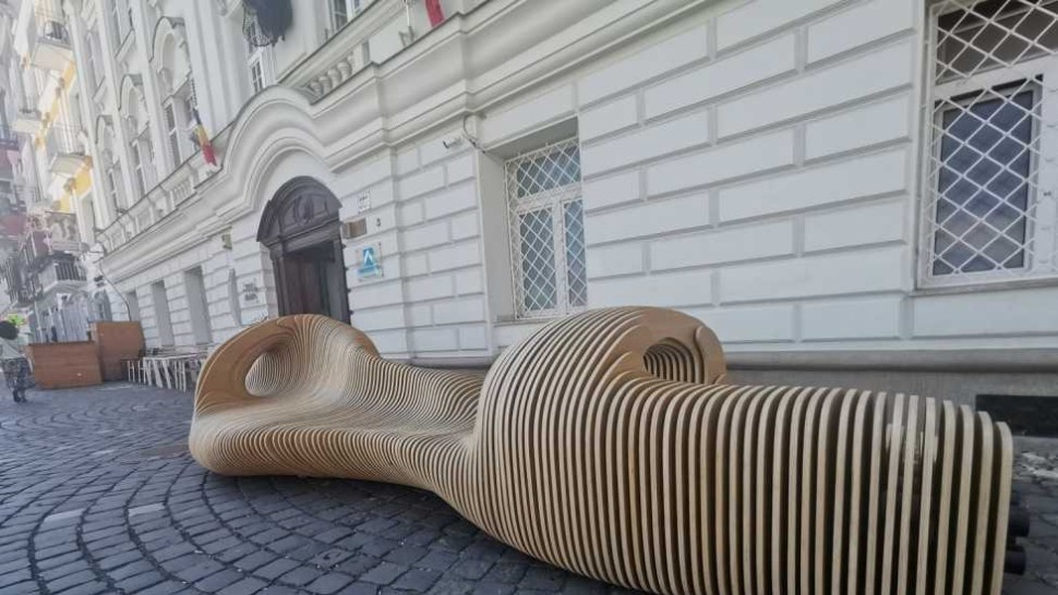 Banca pe care toată lumea vrea să stea Creatorul a pierdut concursul de la Primărie dar a fascinat publicul