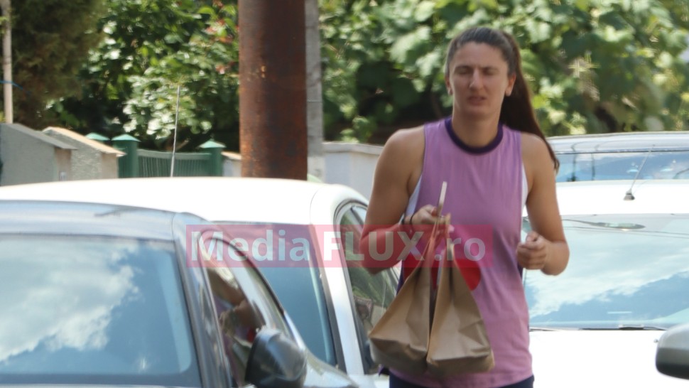 Ce face jucătoarea de tenis Irina Begu când crede că nimeni nu o vede. A primit produsele în pungi de hârtie | IMAGINI PAPARAZZI