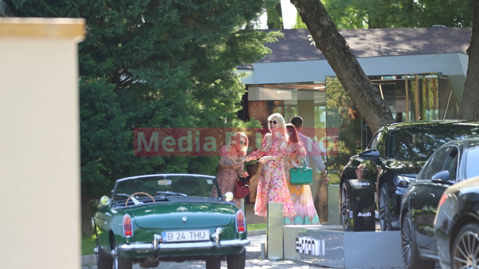 SEX AND THE CITY varianta autohtonă. Cristina Rus și prietenele ei coborâte direct de pe Netflix | FOTO PAPARAZZI