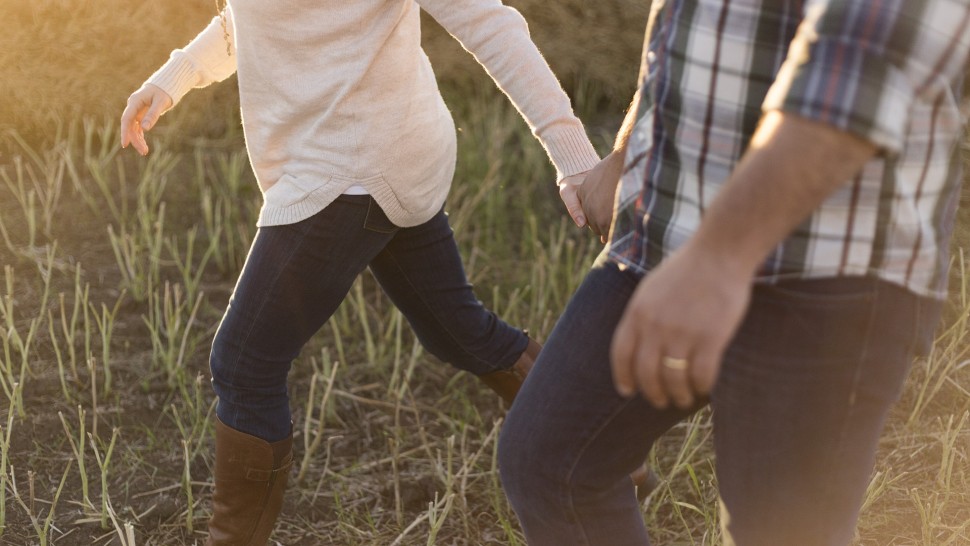 Tu cum îți ții partenerul de mână Află micile secrete ale acestui subiect