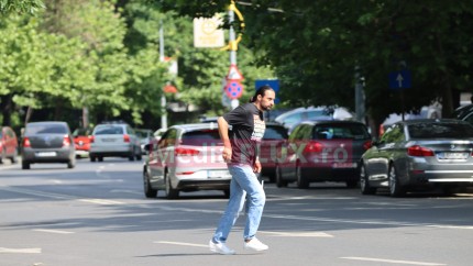 Denis Ștefan face slalom printre mașini în căutarea acelei sticle de băutură fină | FOTO PAPARAZZI