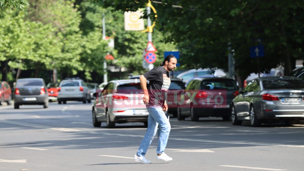 Denis Ștefan face slalom printre mașini în căutarea acelei sticle de băutură fină | FOTO PAPARAZZI